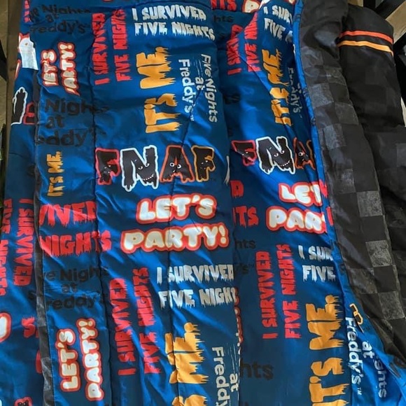 EUC FIVE NIGHTS AT FREDDY’s BEDDING LOT - Picture 3 of 4